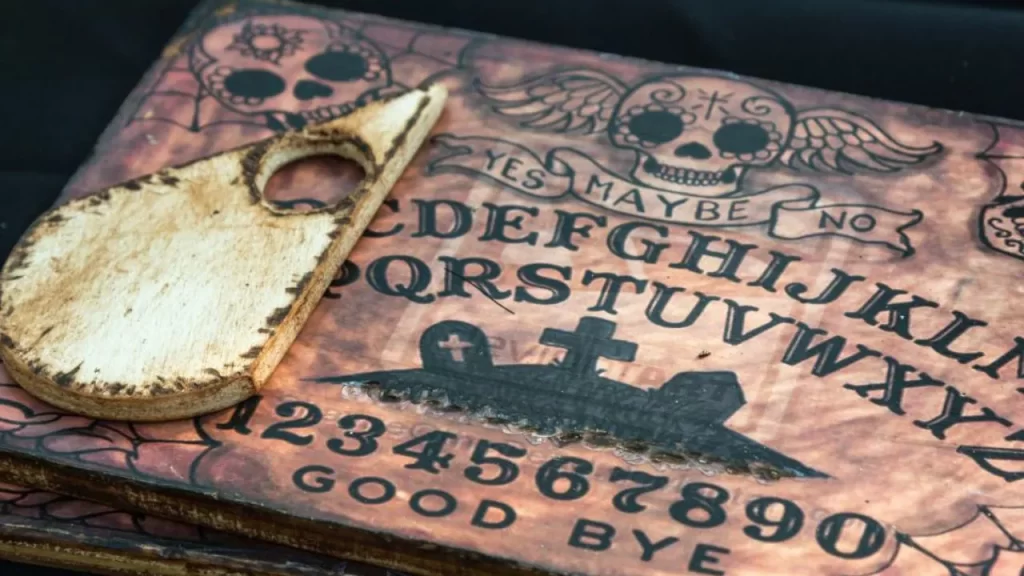 Ouija board's mysterious origins in Hindi आत्माओ से बात करने वाले बोर्ड के बारे में आप कितना जानते है 5 Ouija board's mysterious origins